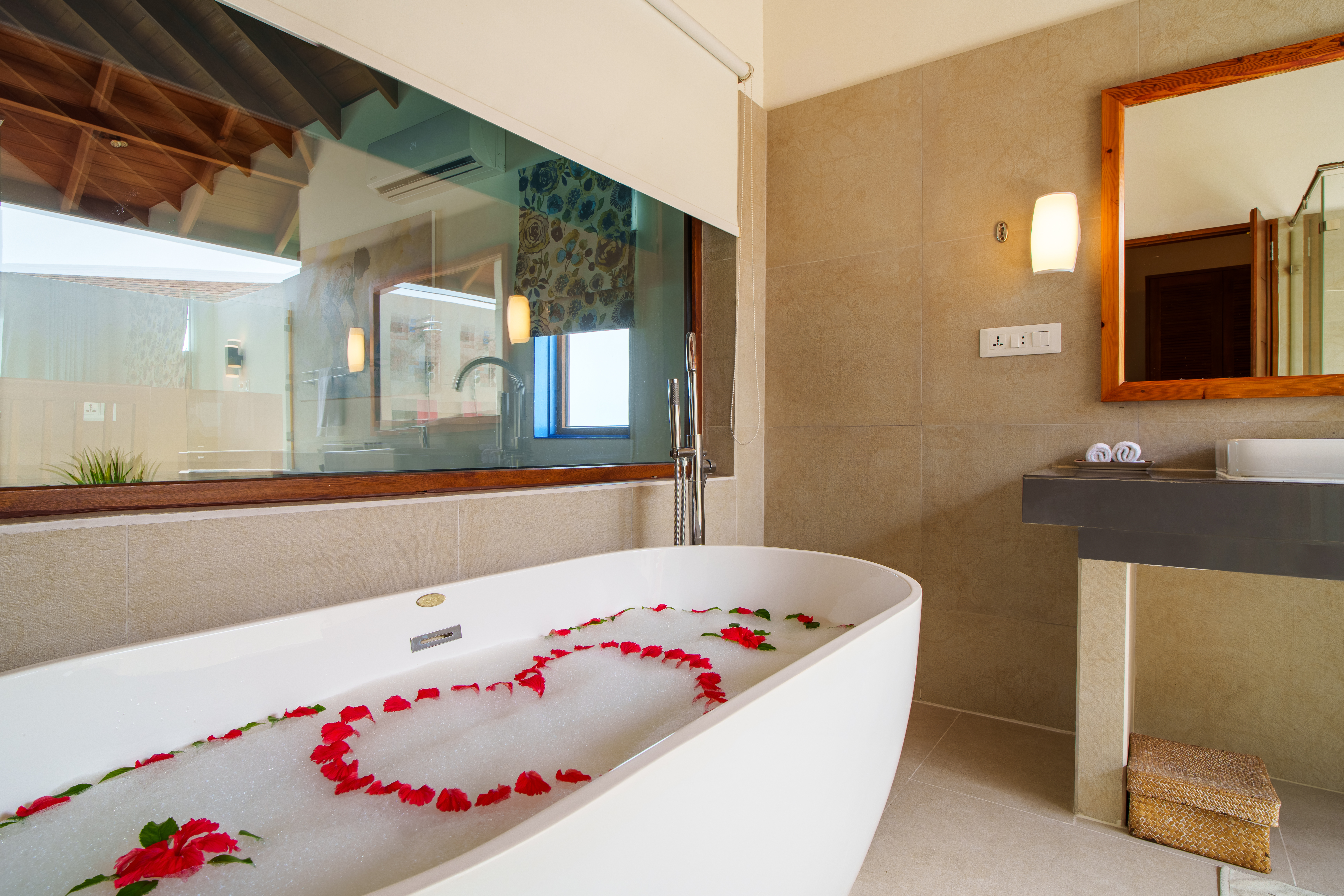 Водная вилла с двумя спальнями и гидромассажной ванной